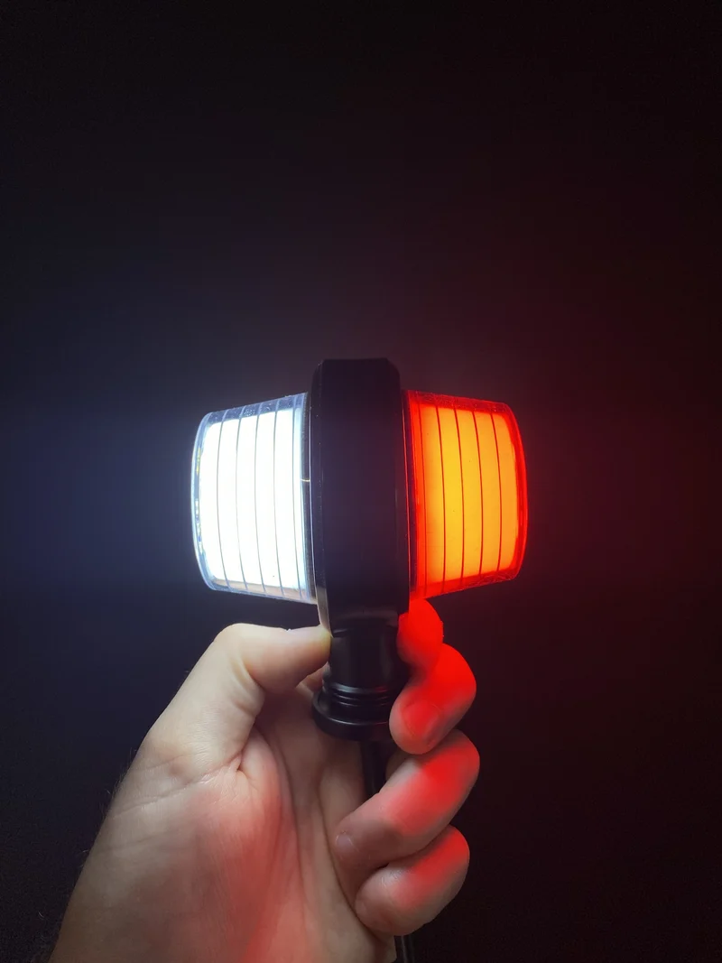 Faro di segnalazione a LED corto stile danese, vecchio stile, con lente al neon rossa e bianca.