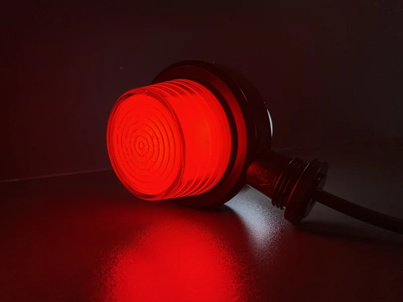 Faro di segnalazione a LED corto stile danese, vecchio stile, con lente al neon rossa e bianca.