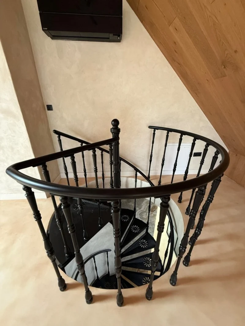 Casa Padrino Gusseisen Wendeltreppe Weiß Ø 155 x H. 260 cm - Rustikale Spiraltreppe mit 13 Stufen - Massive Gusseisen Treppe
