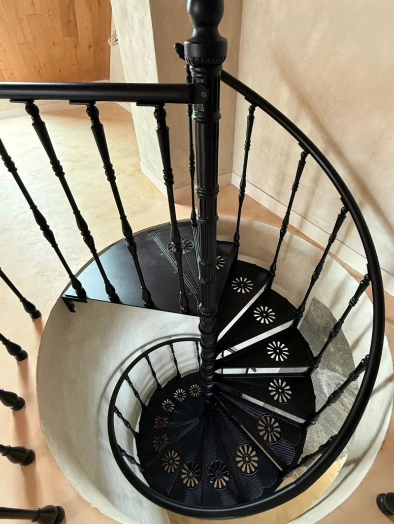 Casa Padrino Gusseisen Wendeltreppe Weiß Ø 155 x H. 260 cm - Rustikale Spiraltreppe mit 13 Stufen - Massive Gusseisen Treppe