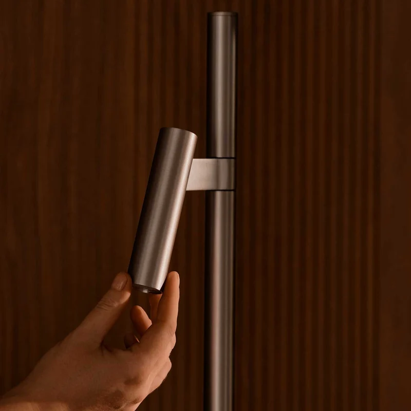 Makoto - Lampadaire à deux têtes orientables en acier, style contemporain