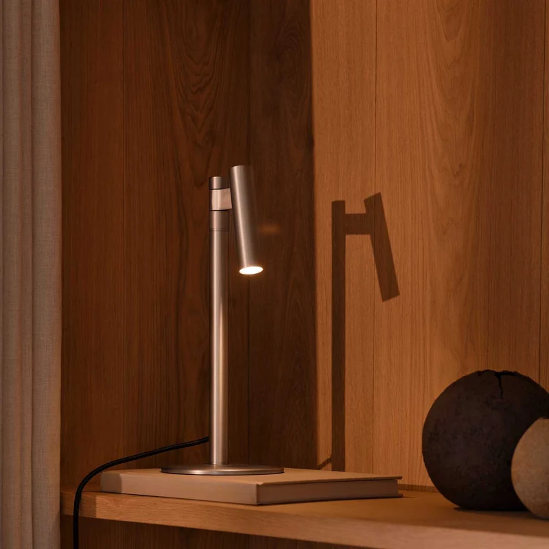 Makoto - Lampe à poser de bureau orientable en acier, style contemporain