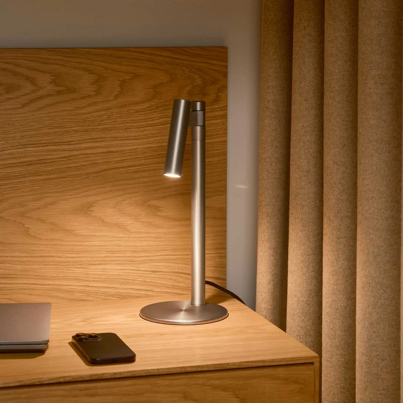 Makoto - Lampe à poser de bureau orientable en acier, style contemporain