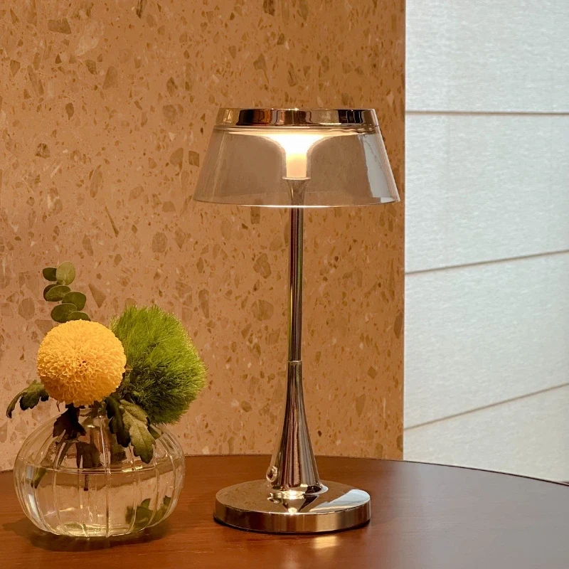 Lustra™ Table Lamp