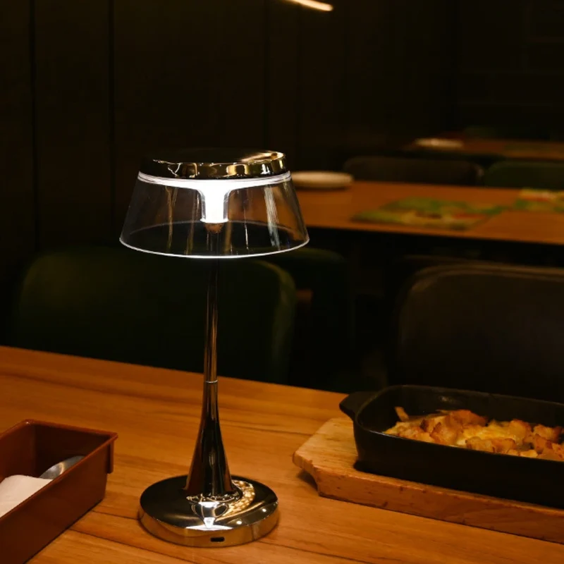 Lustra™ Table Lamp