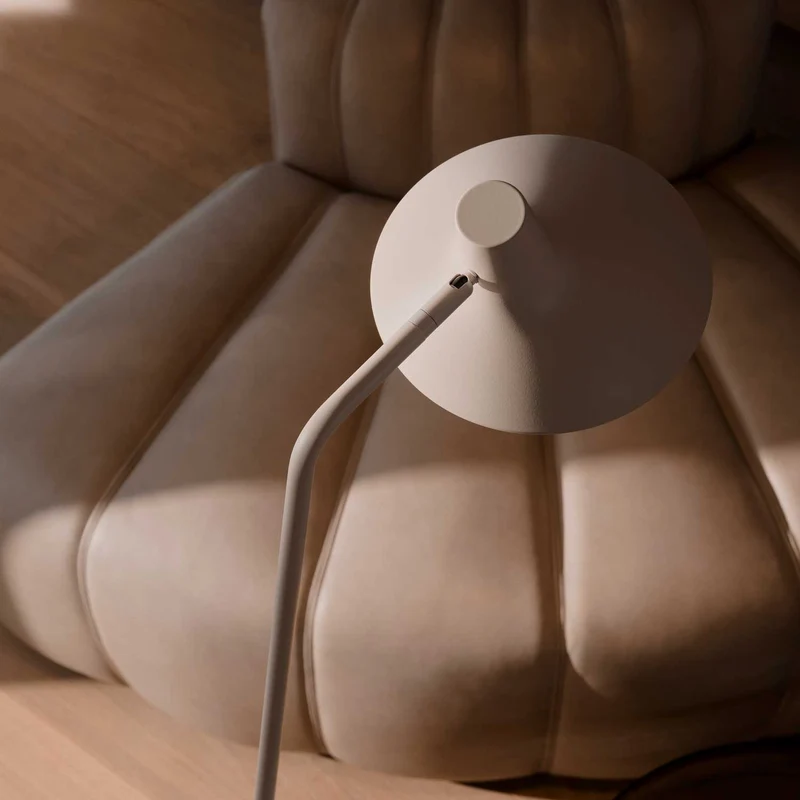 Darci - Lampadaire à long bras en acier, style moderne