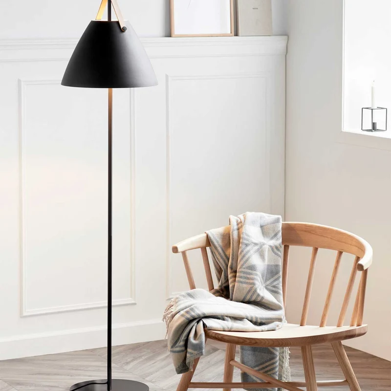 Strap - Lampadaire à lanière interchangeable en acier et cuir, style scandinave