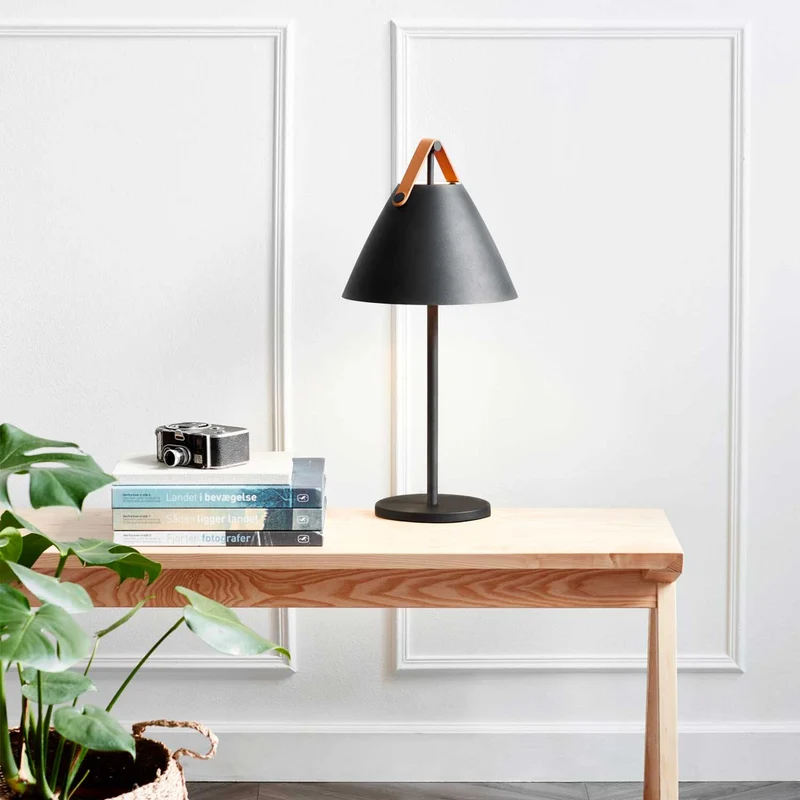 Strap - Lampe à poser à lanière interchangeable en acier et cuir, style scandinave