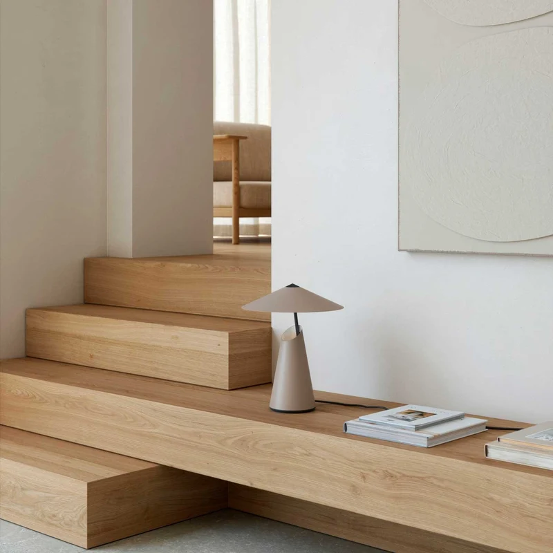 Taido - Lampe à poser à abat-jour inclinable en acier, style contemporain