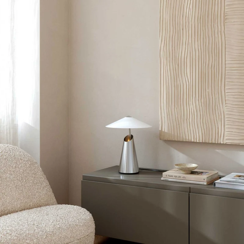 Taido - Lampe à poser à abat-jour inclinable en acier, style contemporain