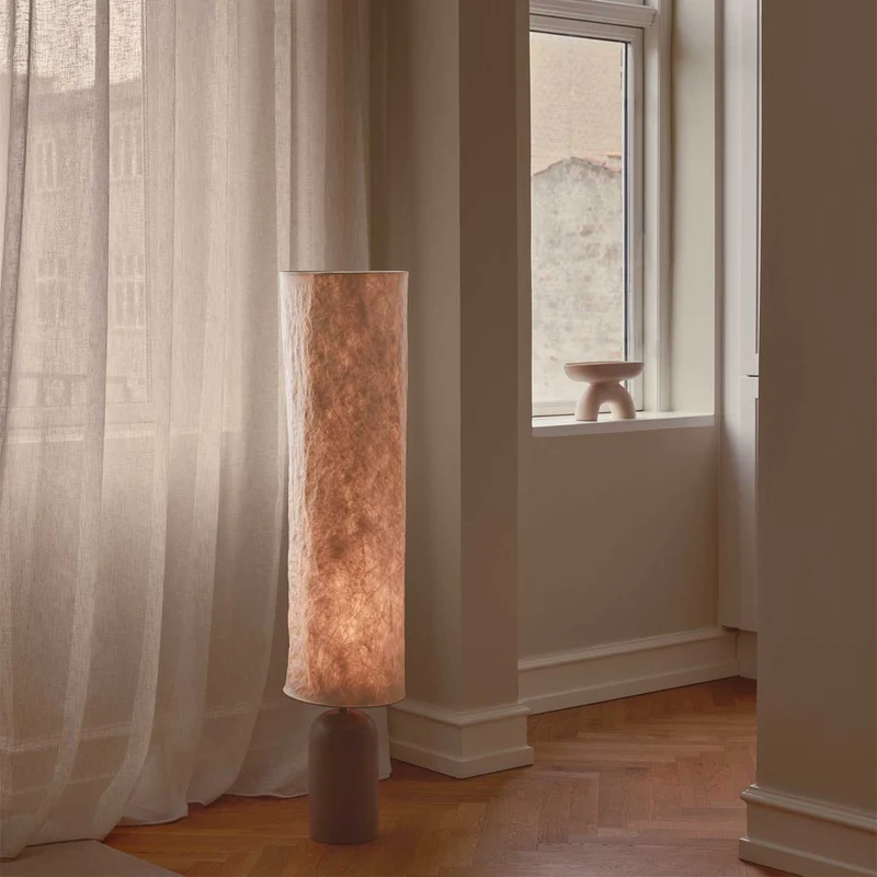 Talli - Lampadaire à colonne plissée en acier et Tyvek, style wabi-sabi