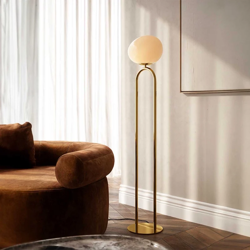 Shapes - Lampadaire à diffuseur opalin asymétrique en acier et verre, style Art déco