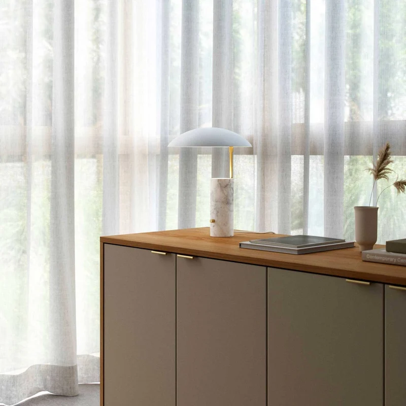 Mademoiselles - Lampe à poser à réflecteur circulaire en acier et marbre, style contemporain
