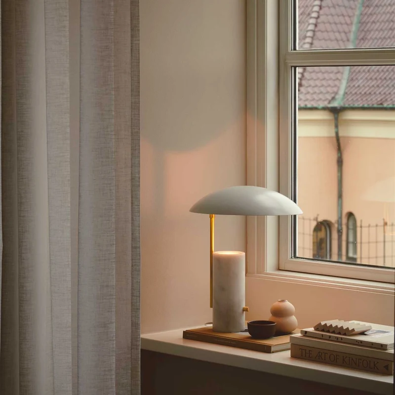 Mademoiselles - Lampe à poser à réflecteur circulaire en acier et marbre, style contemporain