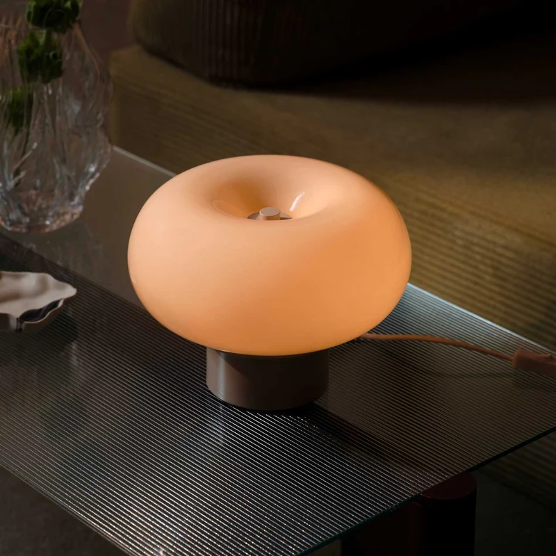 Malti - Lampe à poser à silhouette annulaire en acier et verre, style contemporain