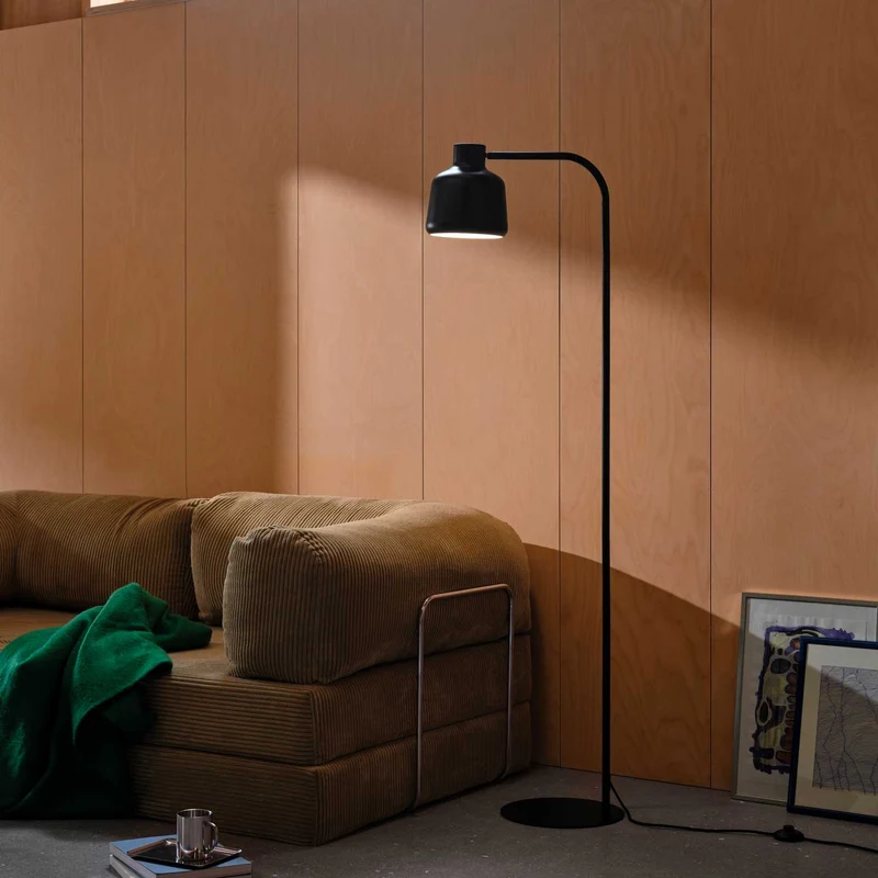 Louella - Lampadaire orientable à tête conique en acier, style moderne