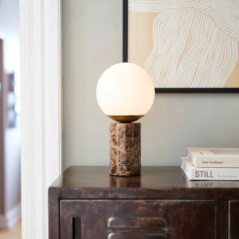 Lilly - Lampe à poser à globe opalin en marbre et verre, style contemporain