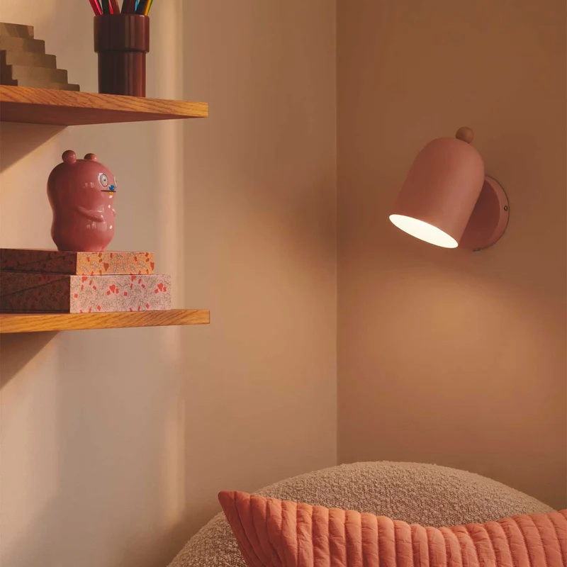 Gaston - Applique murale pastel orientable en acier et bois, style scandinave