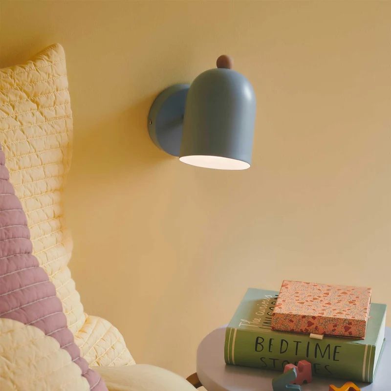 Gaston - Applique murale pastel orientable en acier et bois, style scandinave