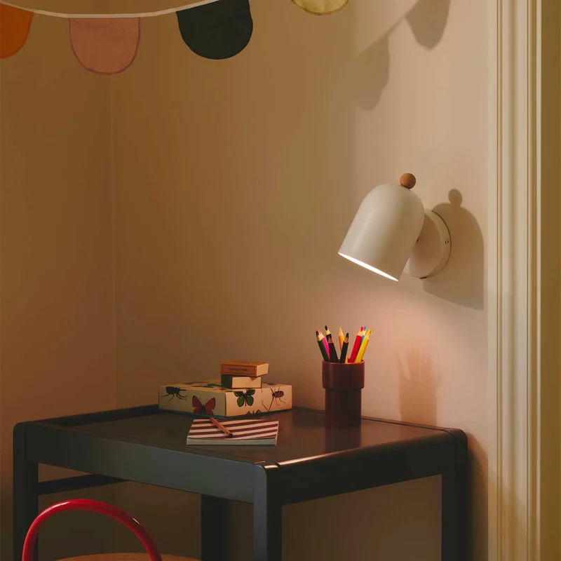 Gaston - Applique murale pastel orientable en acier et bois, style scandinave