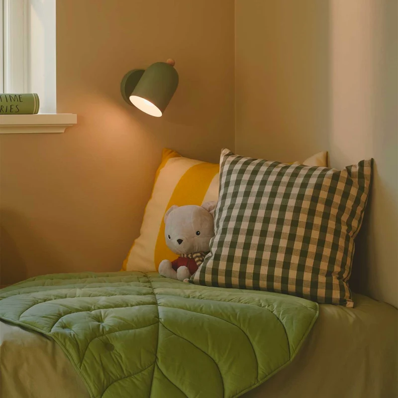 Gaston - Applique murale pastel orientable en acier et bois, style scandinave