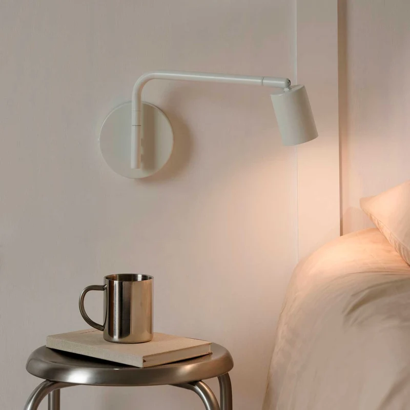 Explore Long - Applique murale à long bras orientable en acier, style moderne
