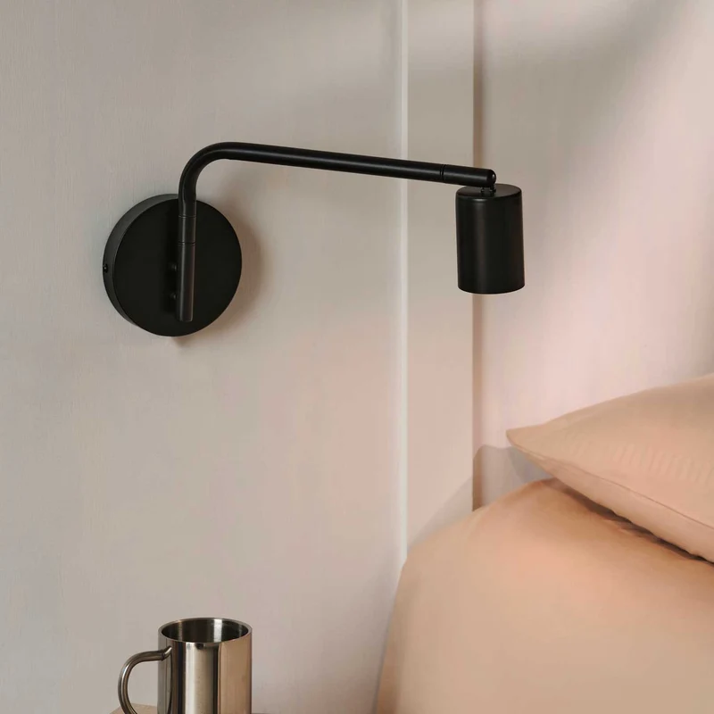 Explore Long - Applique murale à long bras orientable en acier, style moderne