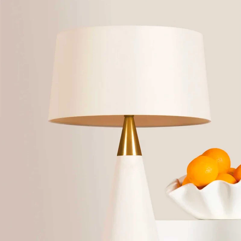 Jen - Lampe à poser en céramique, laiton et lin, style contemporain