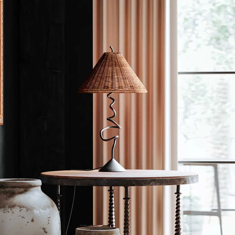 Alaric - Lampe à poser en rotin et acier, style moderne