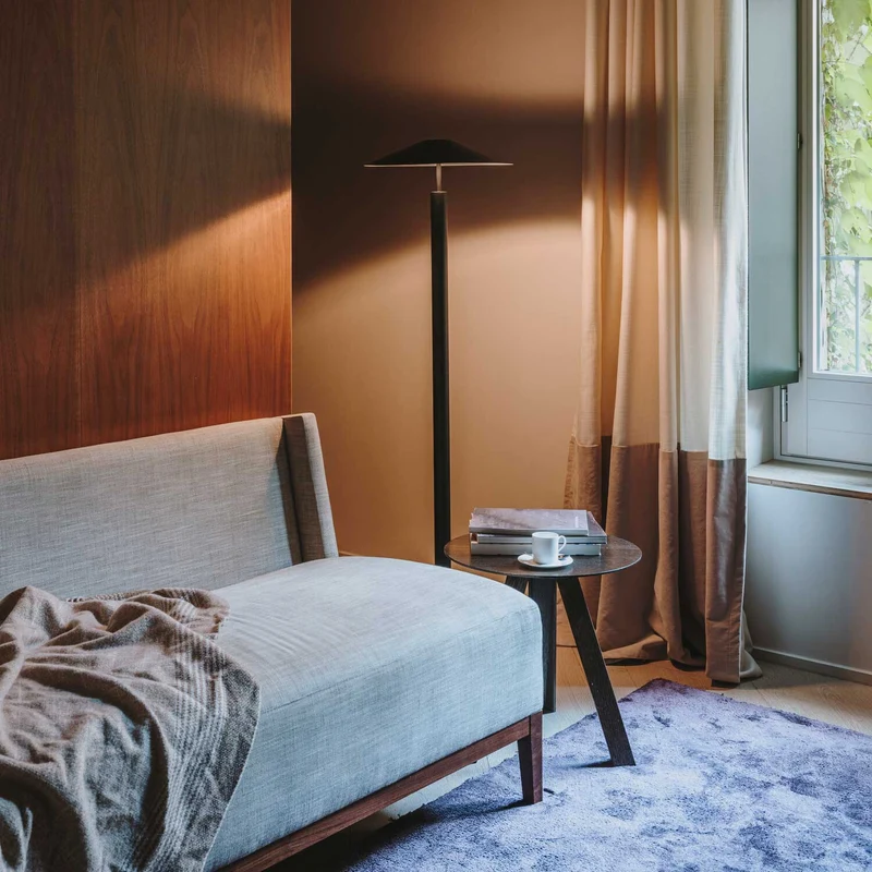 H - Lampadaire LED en acier et acrylique sablé, style minimaliste