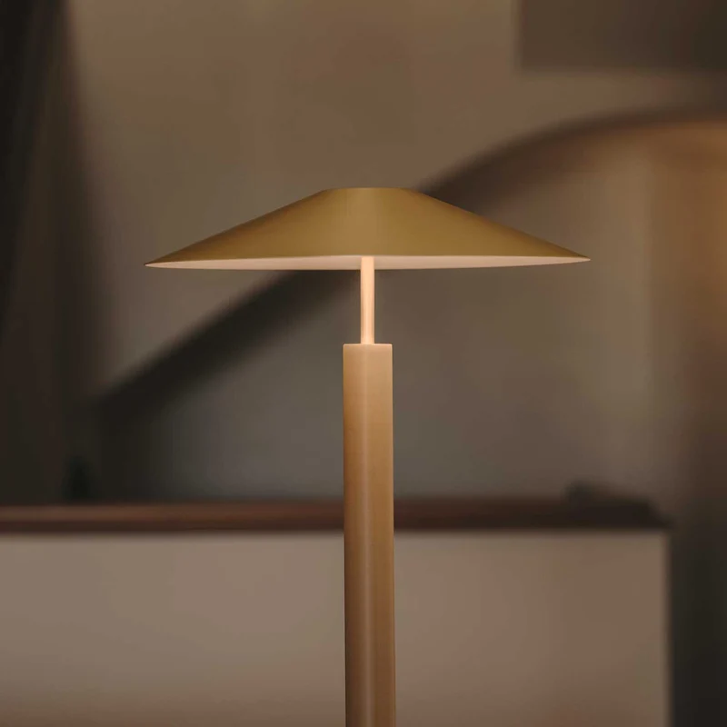 H - Lampadaire LED en acier et acrylique sablé, style minimaliste