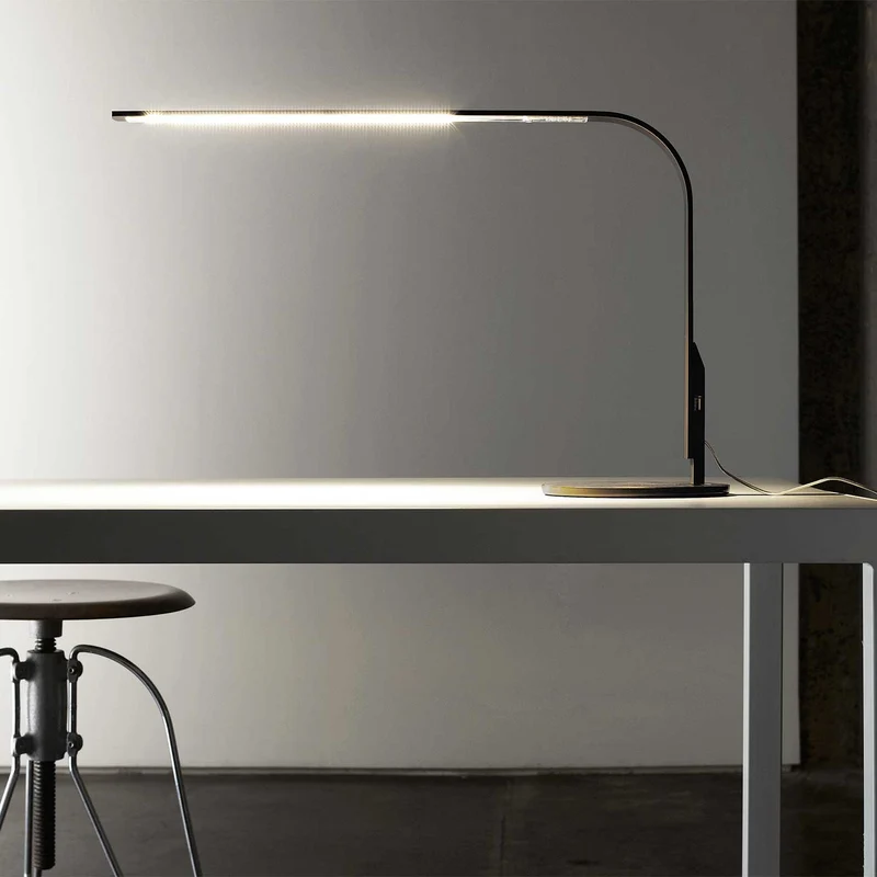 Lim 360 - Lampe à poser de bureau orientable en acier, style contemporain
