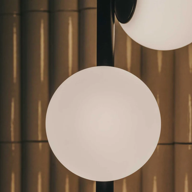 Perlina - Lampadaire LED en acier et verre opalin, style contemporain