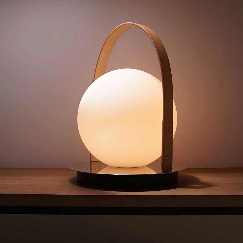 Bola Lantern - Lampe à poser portable rechargeable en verre, cuir et acier, style Art déco