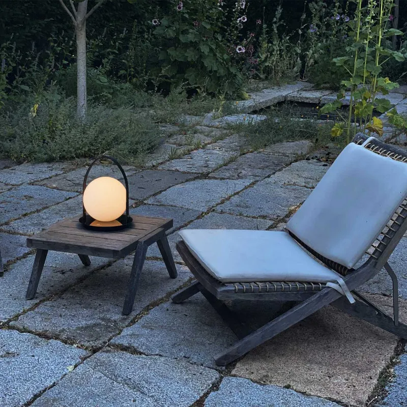 Bola Lantern - Lampe à poser portable rechargeable en verre, cuir et acier, style Art déco