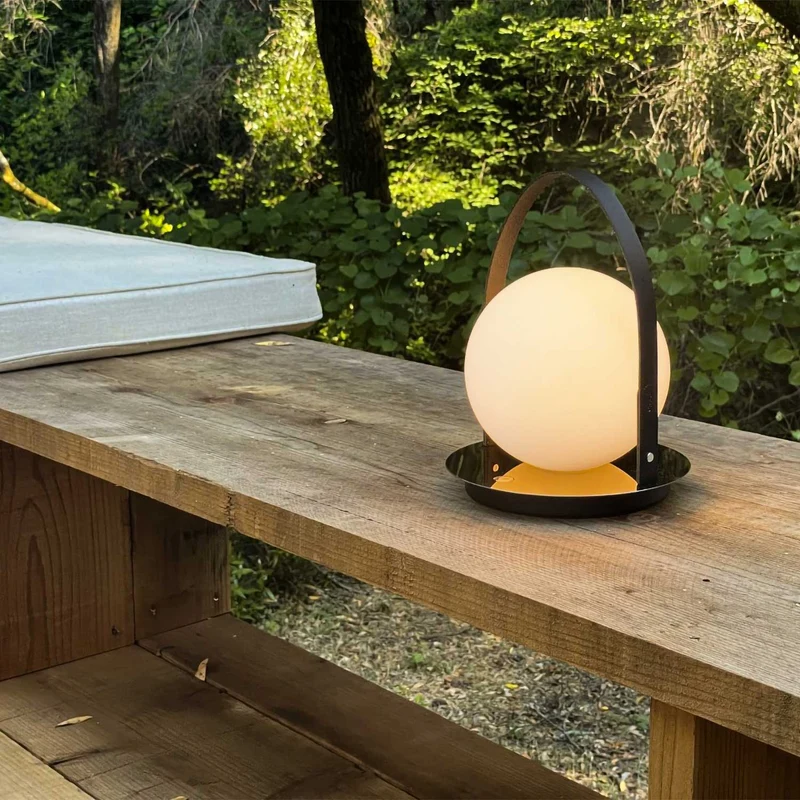 Bola Lantern - Lampe à poser portable rechargeable en verre, cuir et acier, style Art déco