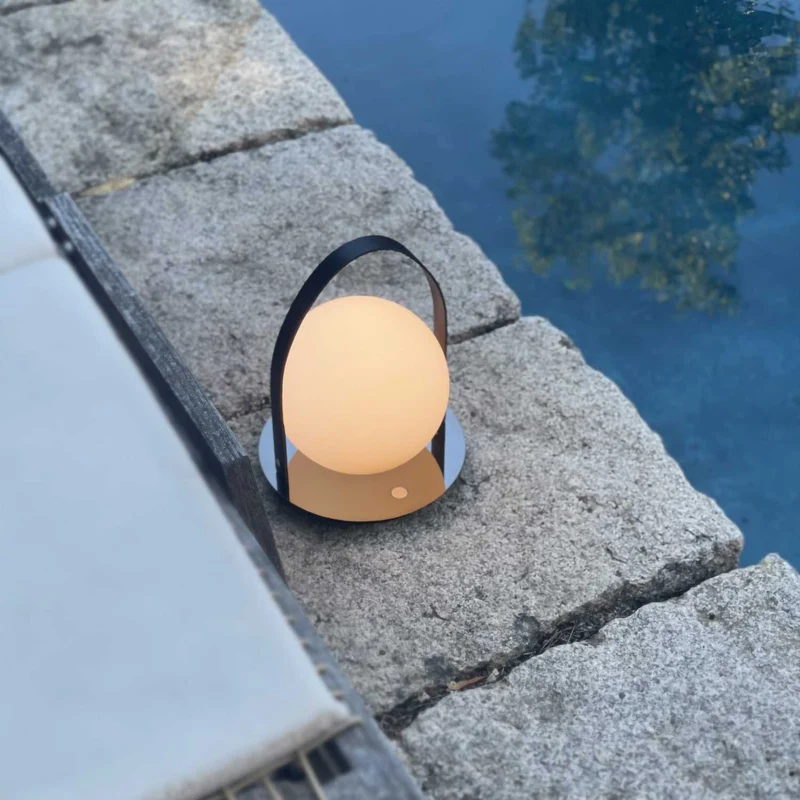 Bola Lantern - Lampe à poser portable rechargeable en verre, cuir et acier, style Art déco