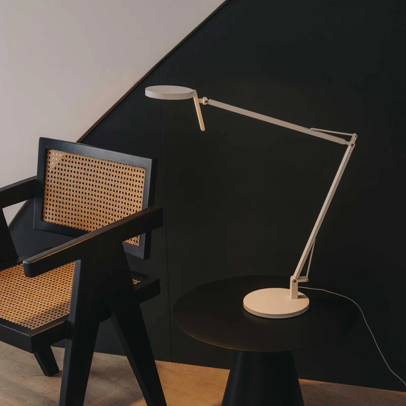 Maca - Lampe à poser en acier, style minimaliste