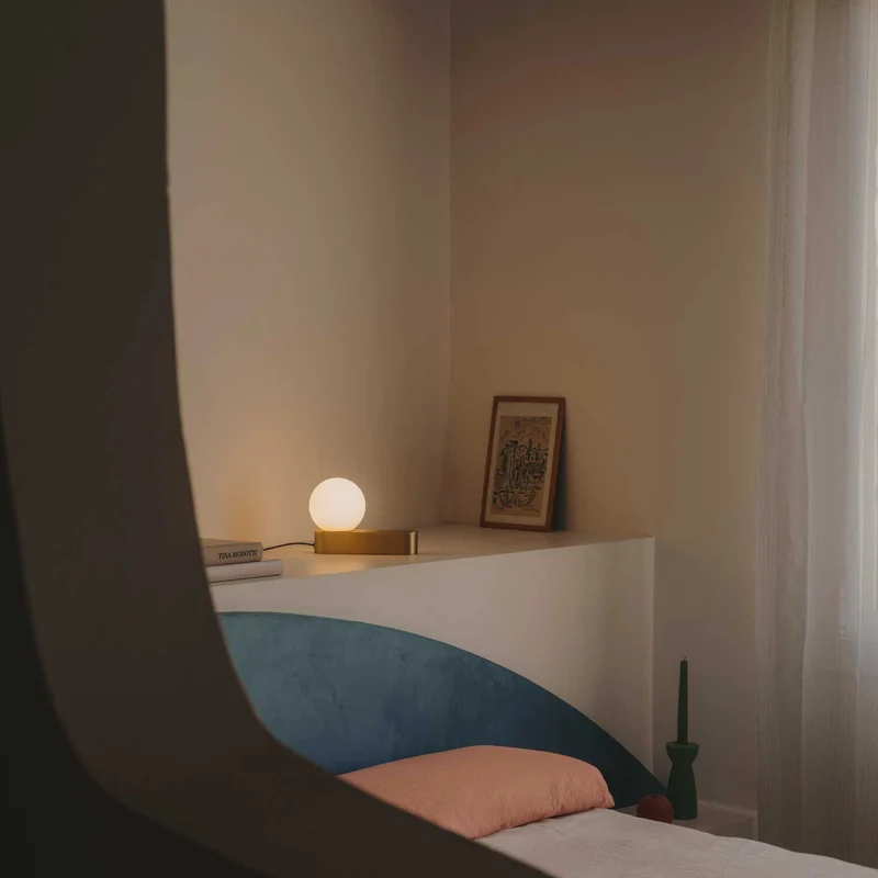 Perlina - Lampe à poser en acier et verre opalin, style contemporain
