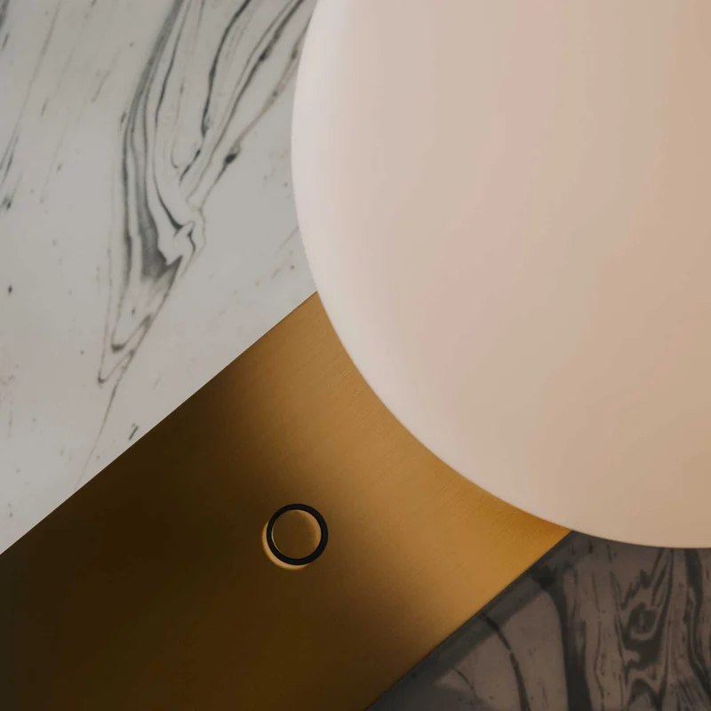 Perlina - Lampe à poser en acier et verre opalin, style contemporain