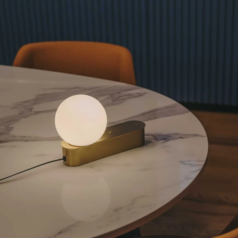 Perlina - Lampe à poser en acier et verre opalin, style contemporain