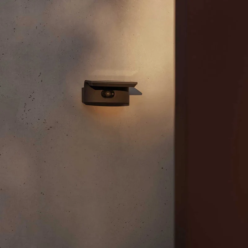 Luma - Applique murale LED solaire d’extérieur en acier, style contemporain