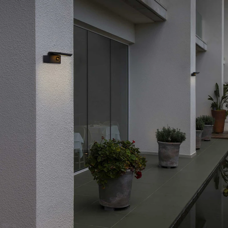 Luma - Applique murale LED solaire d’extérieur en acier, style contemporain