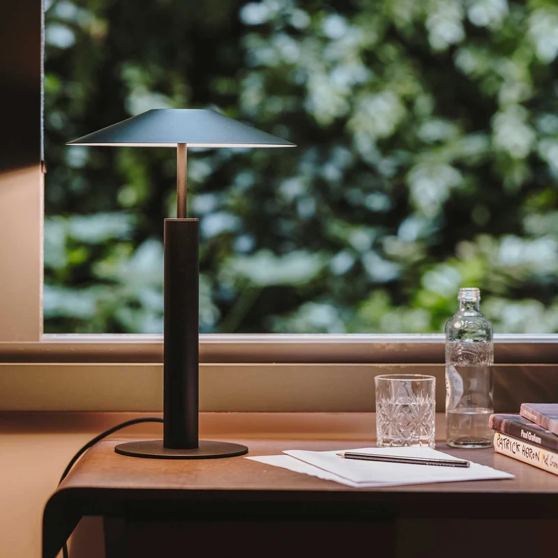 H - Lampe à poser en acier et acrylique sablé, style minimaliste