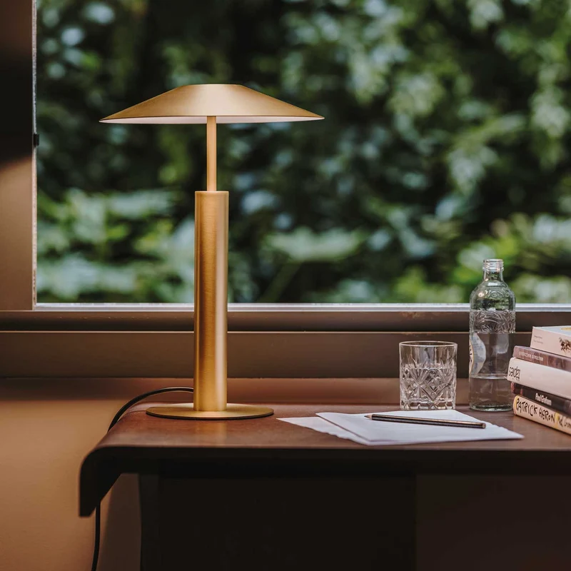H - Lampe à poser en acier et acrylique sablé, style minimaliste