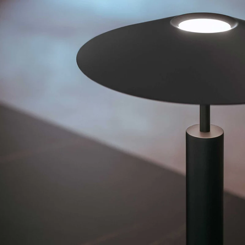 H - Lampe à poser en acier et acrylique sablé, style minimaliste