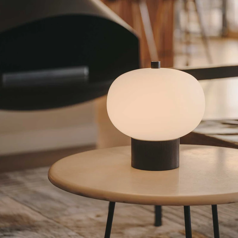 Ilargi - Lampe à poser en verre opalin et bois massif, style scandinave