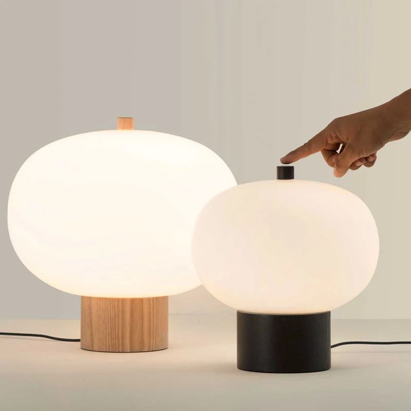 Ilargi - Lampe à poser en verre opalin et bois massif, style scandinave