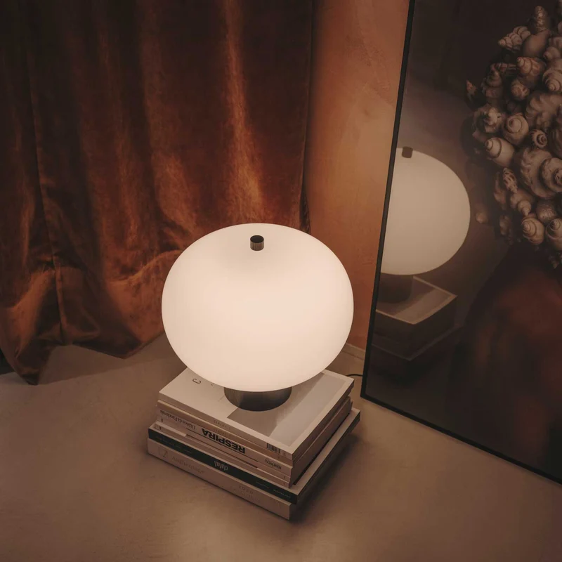 Ilargi - Lampe à poser en verre opalin et bois massif, style scandinave