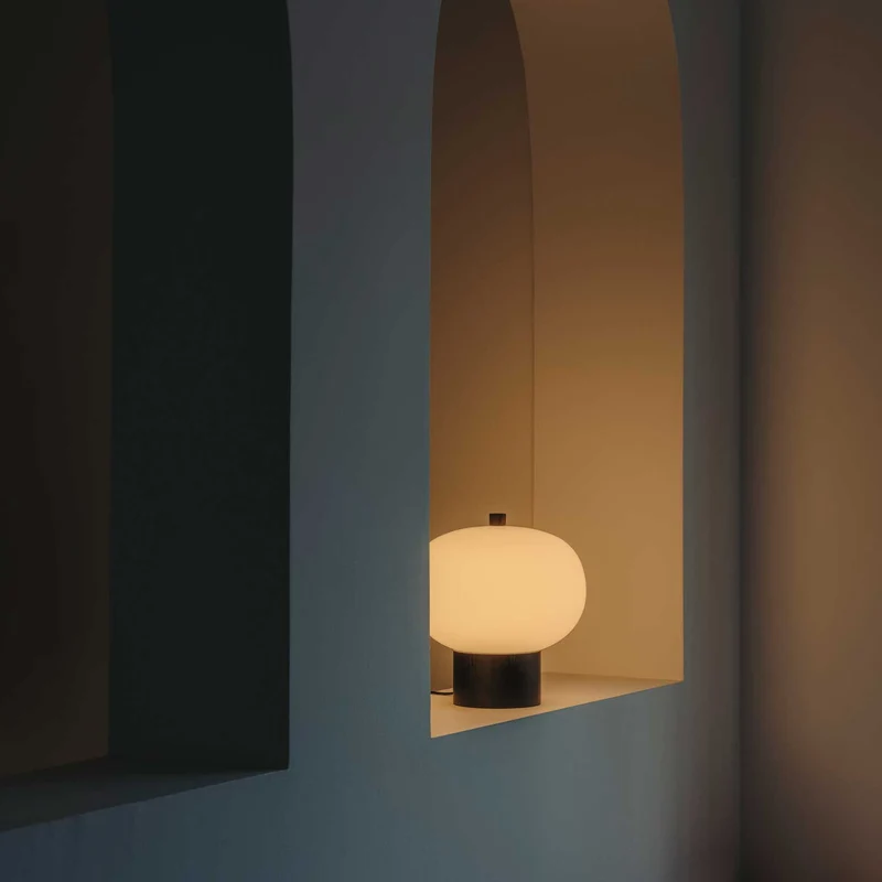 Ilargi - Lampe à poser en verre opalin et bois massif, style scandinave